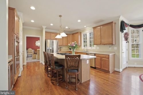 7001 Highland Mdw Ct, Alexandria VA 22315-3963 exterior