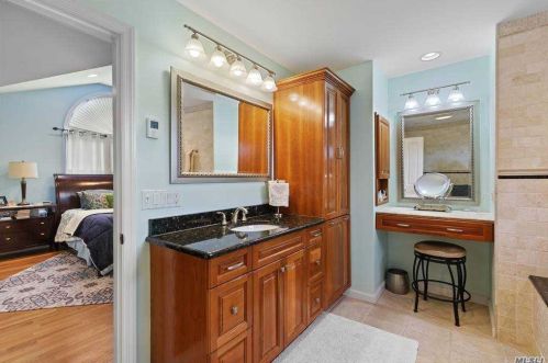 218 Woodsome Rd, Babylon NY 11702-3319 exterior