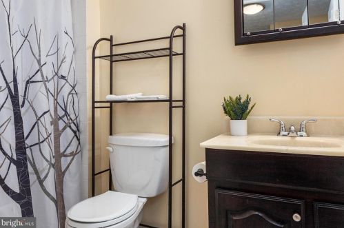 136 Foxtree Dr, Glen Burnie MD 21061-6357 exterior