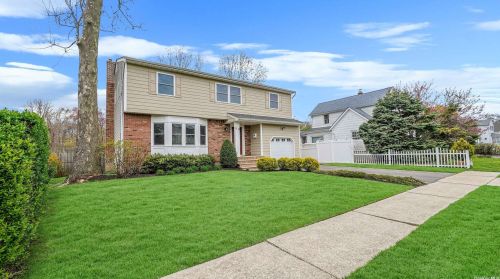 56 Dean St, Babylon, NY 11703-4104