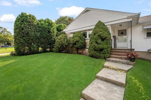 72 Burnett St, Providence, RI 02919-5163