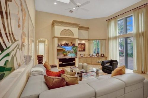 31 Is Dr, Boynton Beach FL 33435-3338 exterior