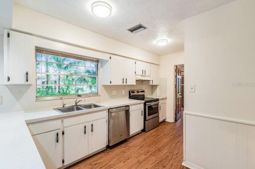 528 Crestover Dr, Tampa FL 33617-3852 exterior