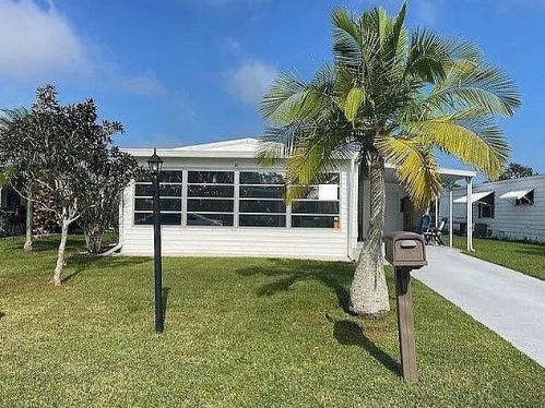 21 Flores Way, Fort Pierce, FL 34952-2324