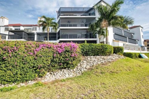 334 La Peninsula Blvd, Naples FL 34113-4037 exterior