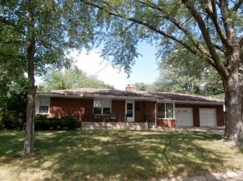 700 Arlann Dr, Pekin, IL 61554-5202