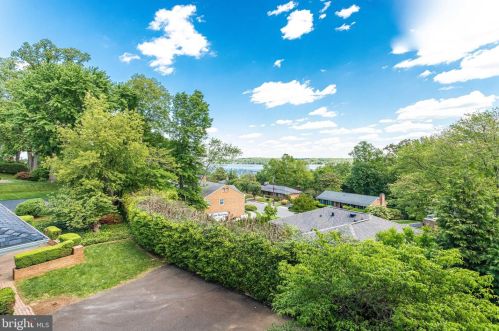 1104 Gatewood Dr, Alexandria, VA 22307-2027