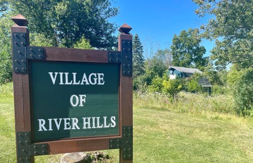 9555 Range Line Rd, Milwaukee WI 53209-2619 exterior