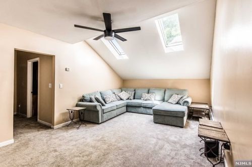 468 Hamburg Tpke, West Milford Lakes, NJ 07480-3745