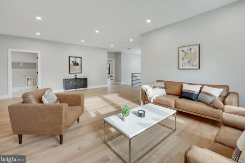 1422 Mayflower Dr, Mc Lean VA 22101-5615 exterior