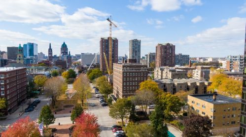 929 Astor St, Milwaukee WI  53202-3420 exterior