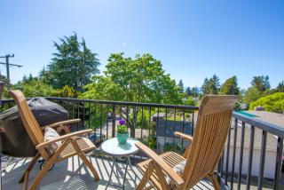 10703 Greenwood Ave, Seattle, WA 98133-7748