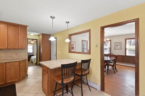 124 Center St, Windsor Locks CT 06096-2708 exterior