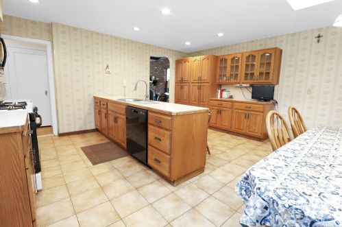 8 Birchwood Dr, Valley Stream NY 11580-1908 exterior