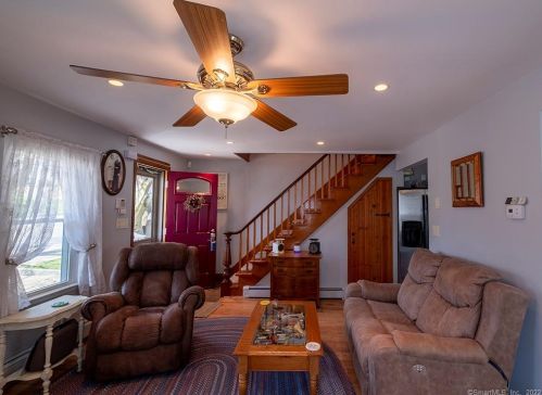 71 Hawthorne Ave, Derby CT 06418-1122 exterior