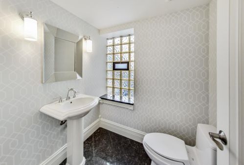 1542 Oakdale Ave, Chicago IL 60657-4024 exterior