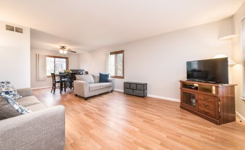 1370 Parkridge Ct, Bull Valley, IL 60014-8693