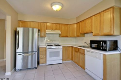 186 Mary Ct, Bridgewater NJ  08807-5652 exterior