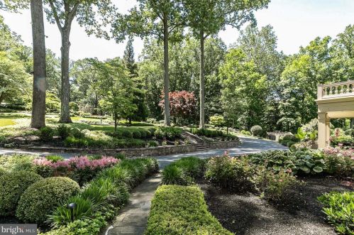 24 Lakewood Dr, Media PA 19063-1807 exterior