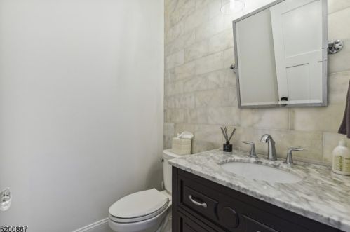 7 Dale Dr, Chatham Township NJ  07928-1661 exterior