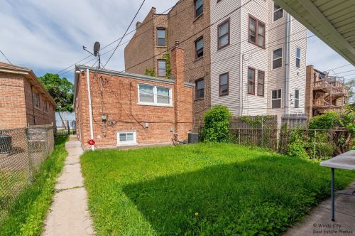 8621 Yates Blvd, Chicago IL  60617-2319 exterior