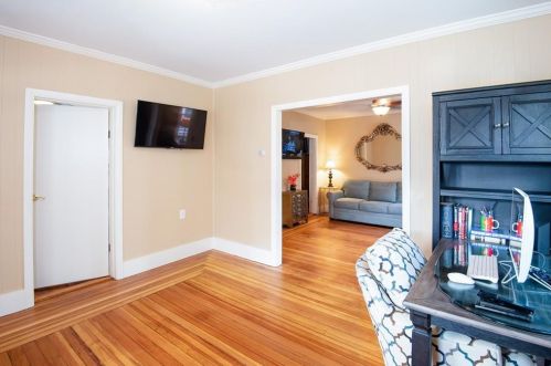 27 Peckham Ave, Middletown RI 02842-5731 exterior