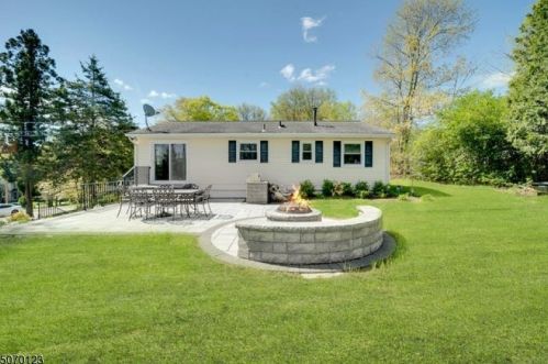 15 Melody Ln, West Milford Lakes, NJ 07480-1916