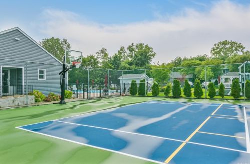 156 Alicia Dr, Babylon NY 11703-4035 exterior