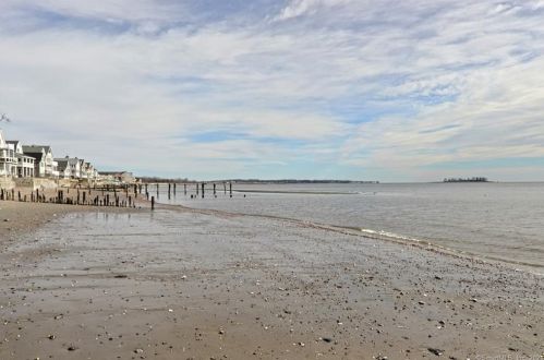 56 Botsford Ave, Milford CT 06460-5805 exterior