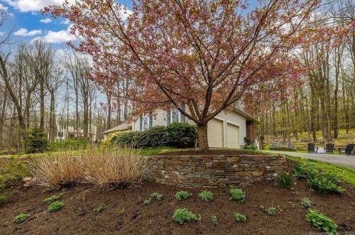 35 Amanda Dr, Manchester, CT 06040-6850