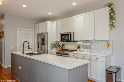 912 Chicago Ave, Chicago, IL 60642-5674