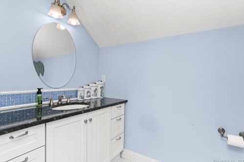 8 Gdn Ln, Westport CT 06880-5316 exterior