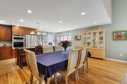 218 Woodsome Rd, Babylon NY 11702-3319 exterior