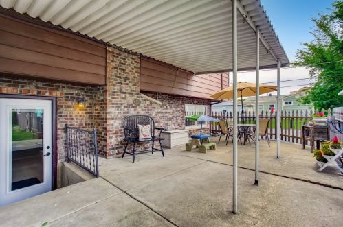 366 Commonwealth Ln, Elmhurst IL 60126-4918 exterior