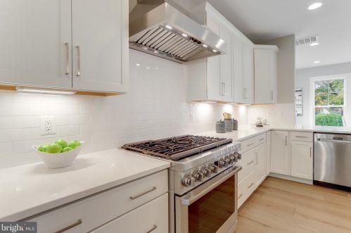 920 Darton Dr, Alexandria VA 22308-2021 exterior