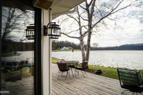 4206 Lk Frst Dr, Kalamazoo MI 49008-3309 exterior