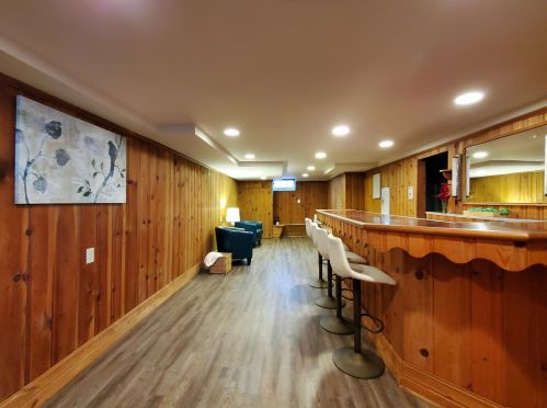 1631 Chateau Pl, Milwaukee WI 53217-6022 exterior