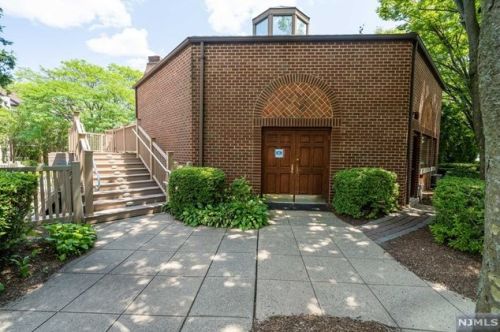 9 Lawrence Ct, Teaneck NJ 07666-6489 exterior