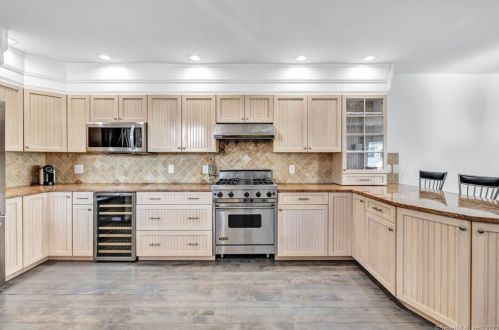 4 Lawrence Ct, Milford CT 06460-7336 exterior