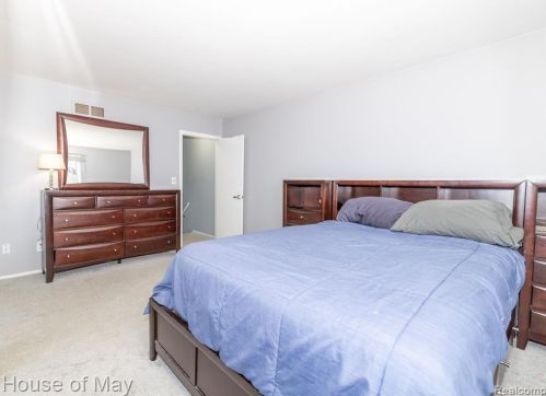 805 Kirts Blvd, Troy MI 48084-4825 exterior