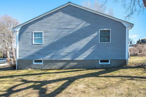 23 Concord Dr, Middletown RI 02842-5251 exterior