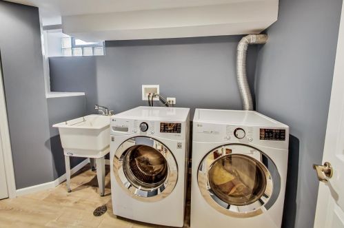 8236 Berwyn Ave, Chicago IL 60656-1455 exterior