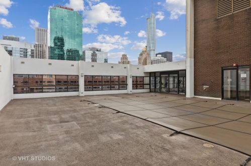 230 Ontario St, Chicago IL 60611-3605 exterior