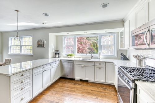 180 Cockonoe Ave, Babylon NY 11702-1904 exterior