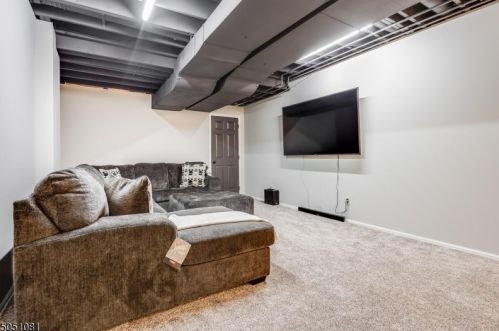 28 Goosetown Dr, Clinton NJ 08809-2603 exterior