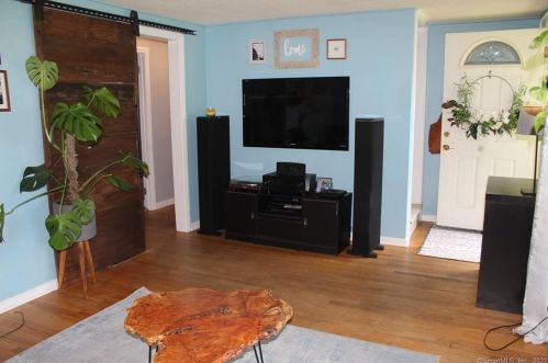 27 Ridgefield Rd, Enfield CT 06082-4744 exterior