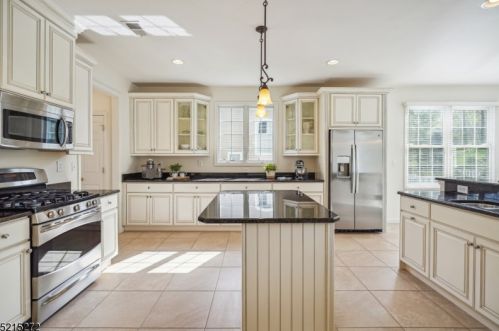 31 Baxter Ln, Town Center NJ 07052-1430 exterior