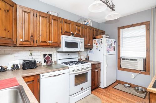 9 Elm Ave, Enfield CT 06082-1906 exterior