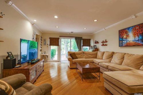 44 Hamlet Dr, Commack NY 11725-4438 exterior