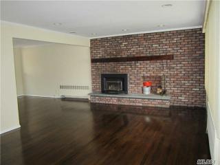 6 Robert Cir, Syosset NY  11791-3826 exterior